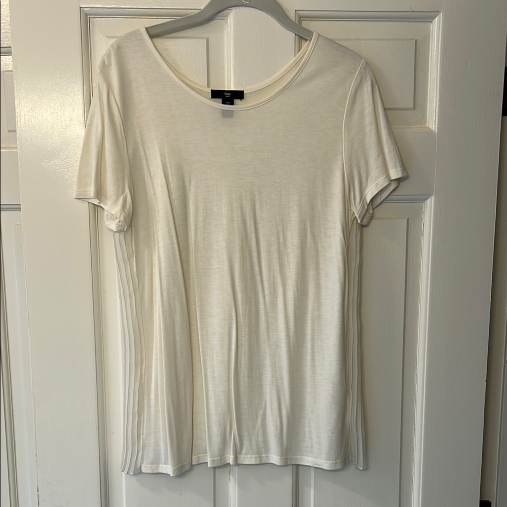 Barely worn ivory women’s top by GAP size medium. Pretty Pleated back
